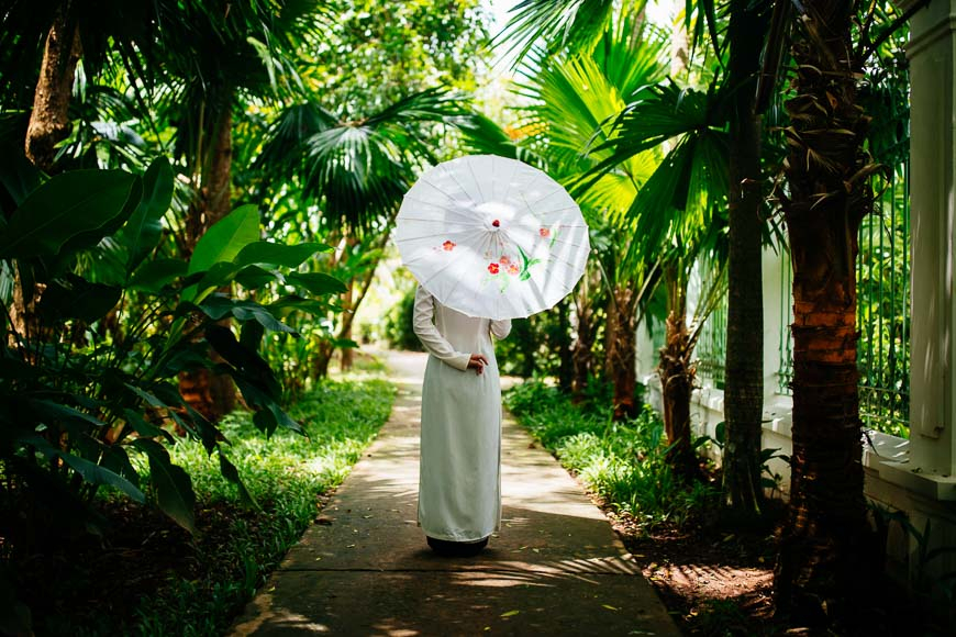The Timeless Elegance of the &#225;o d&#224;i: A Journey Through Vietnamese History and Culture